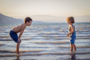 Des enfants qui jouent à la plage en Vendée