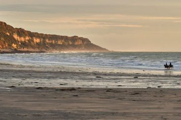 Les options de camping en Normandie, offrant un accès direct à la plage pour des séjours reposants