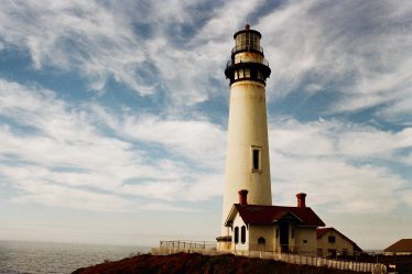 Le phare au bord de la mer