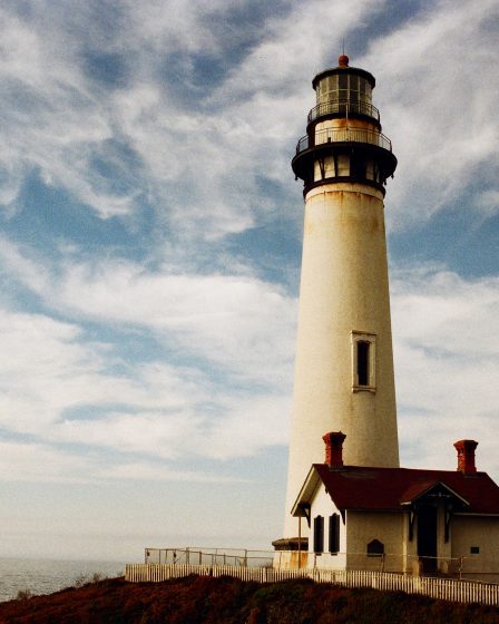 Le phare au bord de la mer